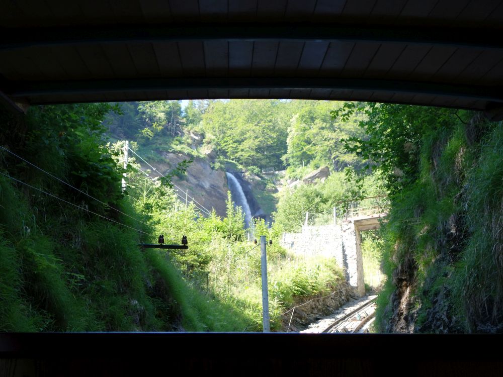 Wasserfall an der Bahnlinie