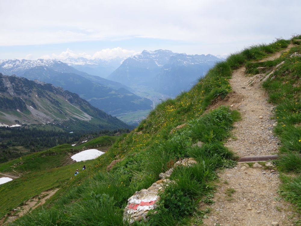 Pfad mit Blick zu den Grarner Alpen