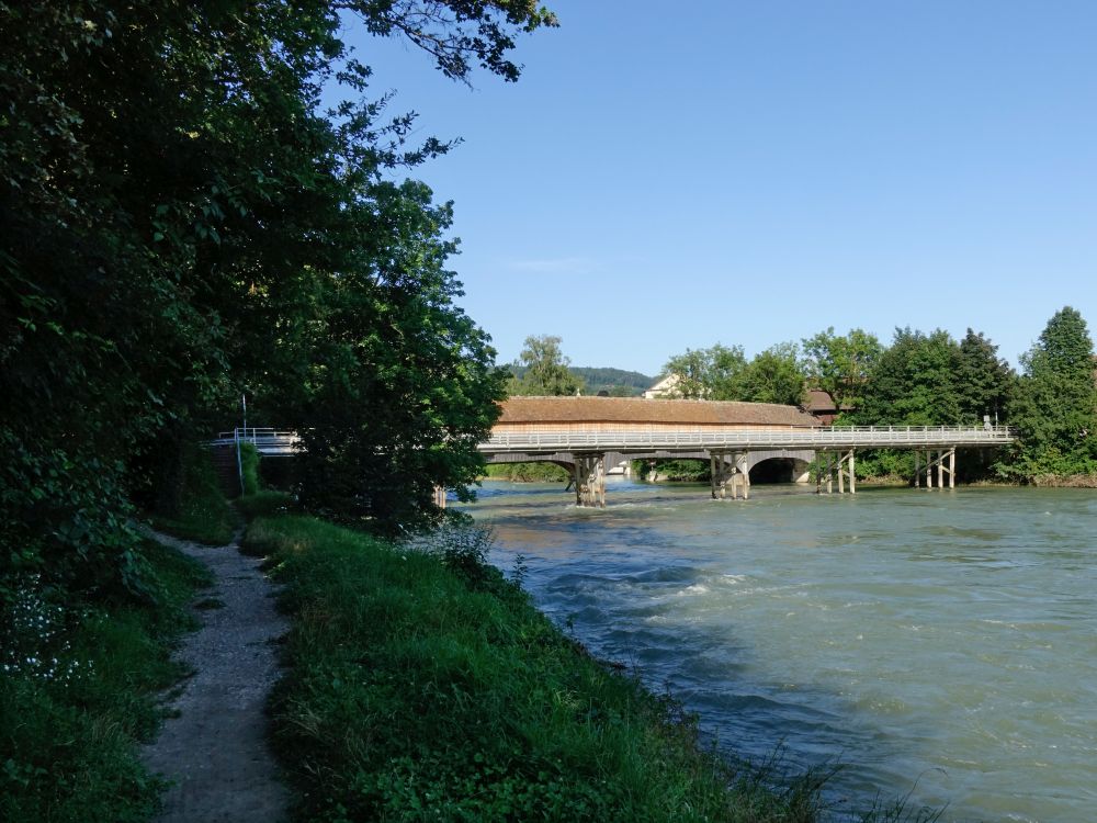 Limmatuferweg und Holzbrücke bei Turgi