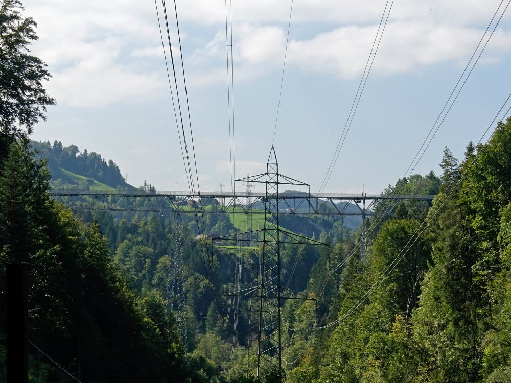 Haggenbrücke und Stromleitungen