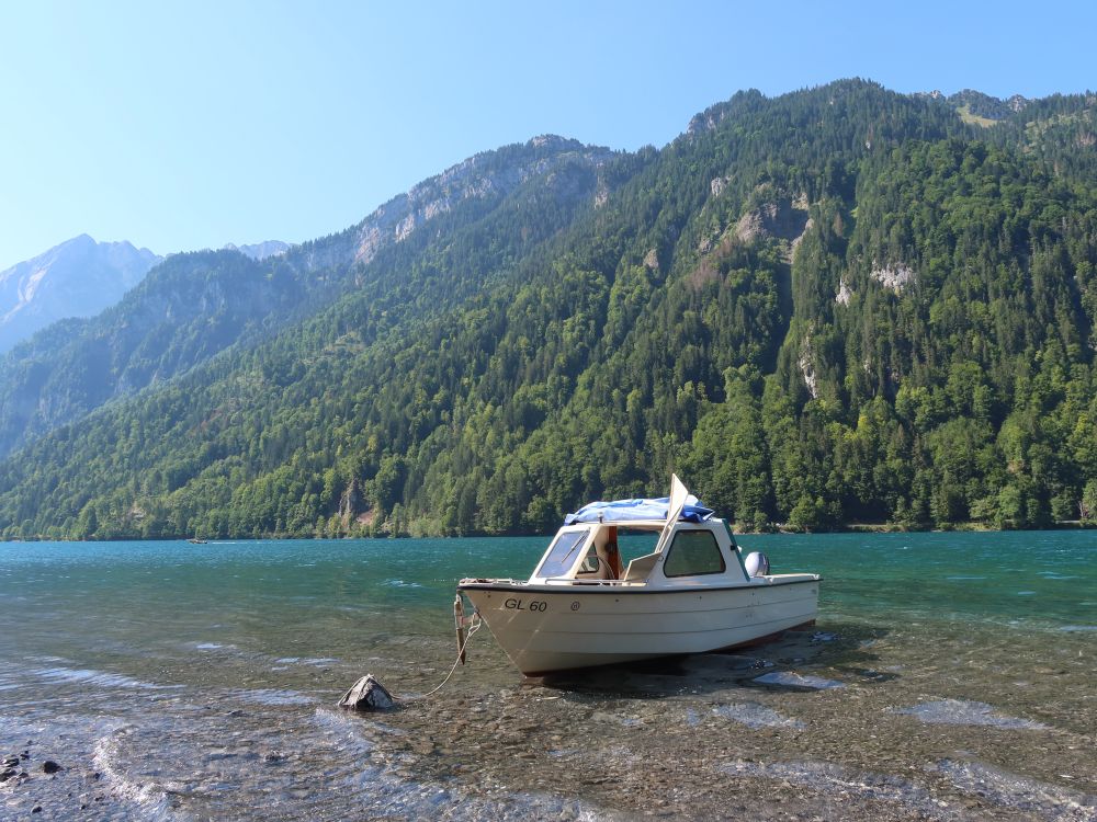 Boot am Ufer des Klöntaler See
