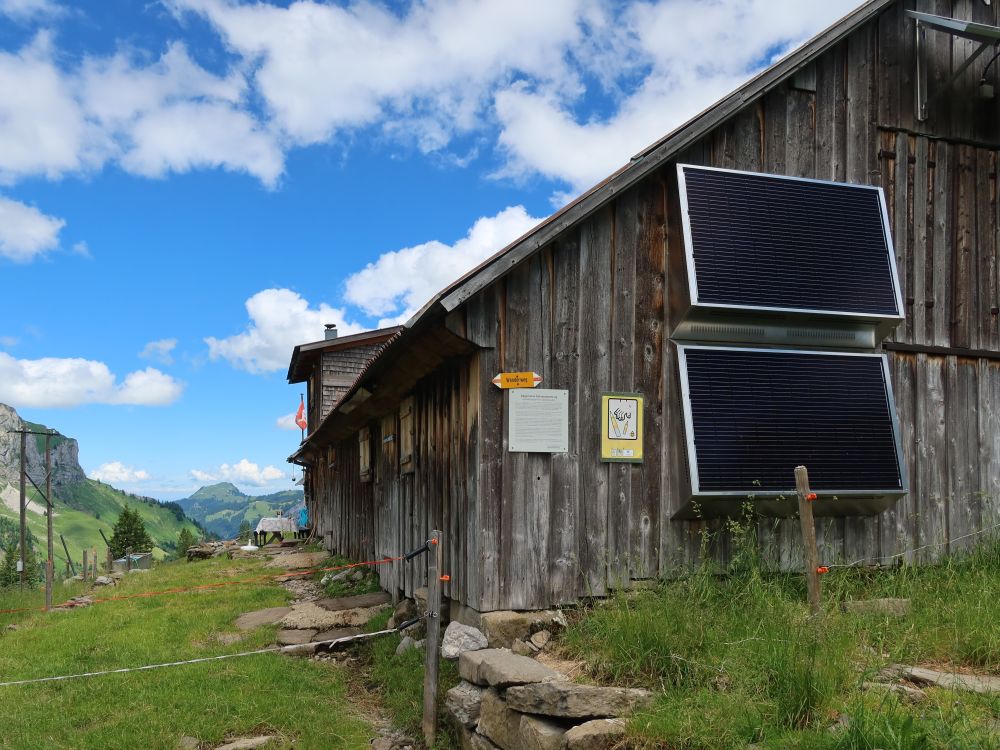 Solarzellen an Berghütte
