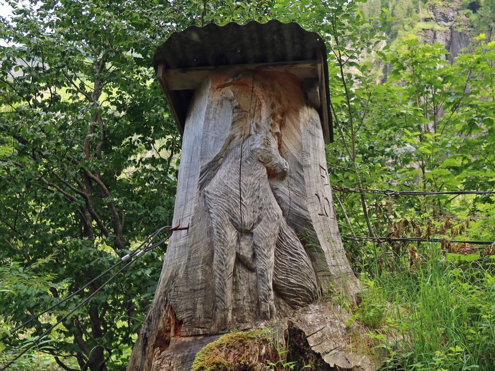 Holzfigur im Baumstumpf