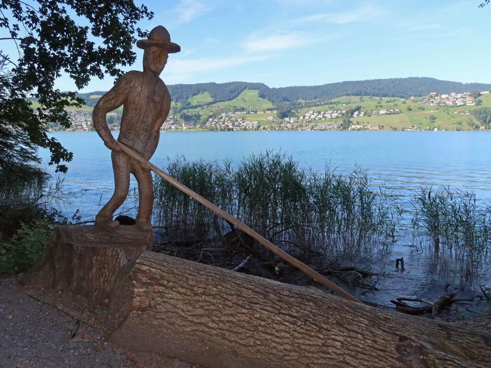 Holzfigur am Seeufer