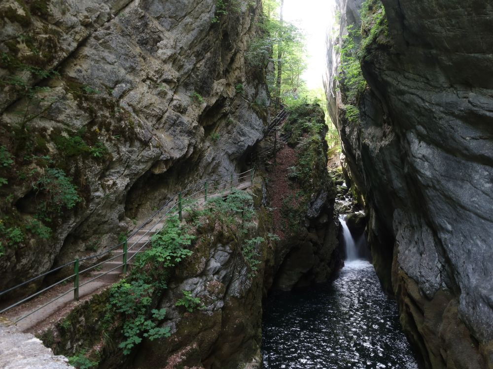 Weg im Fels und Wasserfall