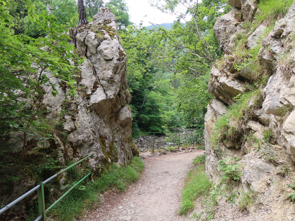 Weg zwischen den Felsen
