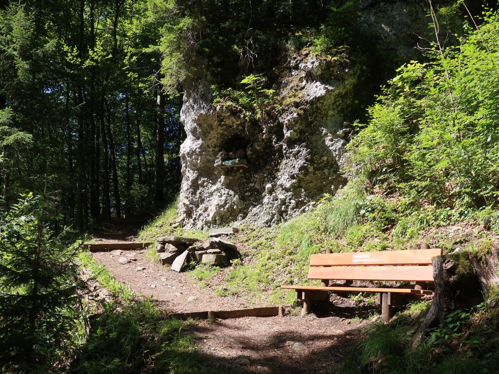 Sitzbank am Bergpfad
