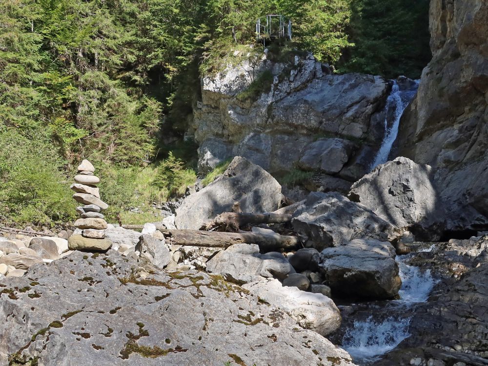 Steinmännchen und Wasserfall mit Aussichtskanzel