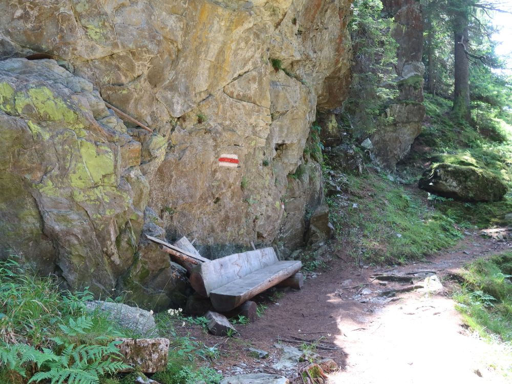 Sitzbank unter der Felswand