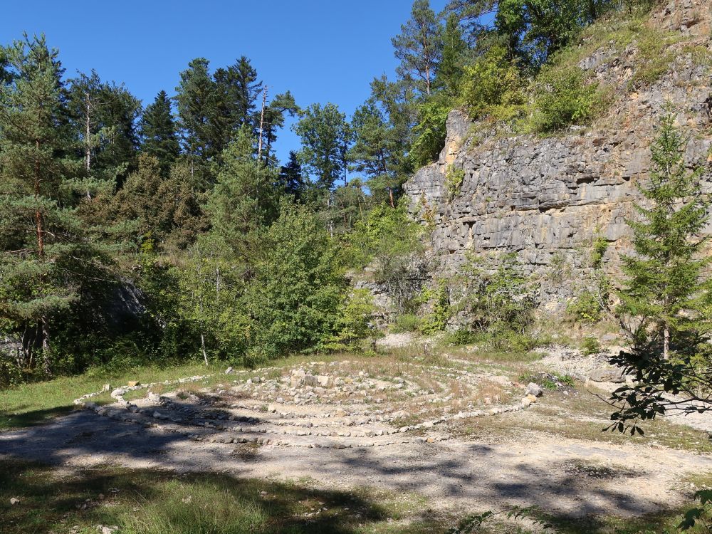 Steinlabyrinth im Steinbruch