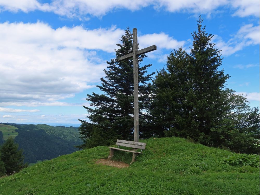 Gipfelkreuz und Sitzbank auf dem Morgartenberg