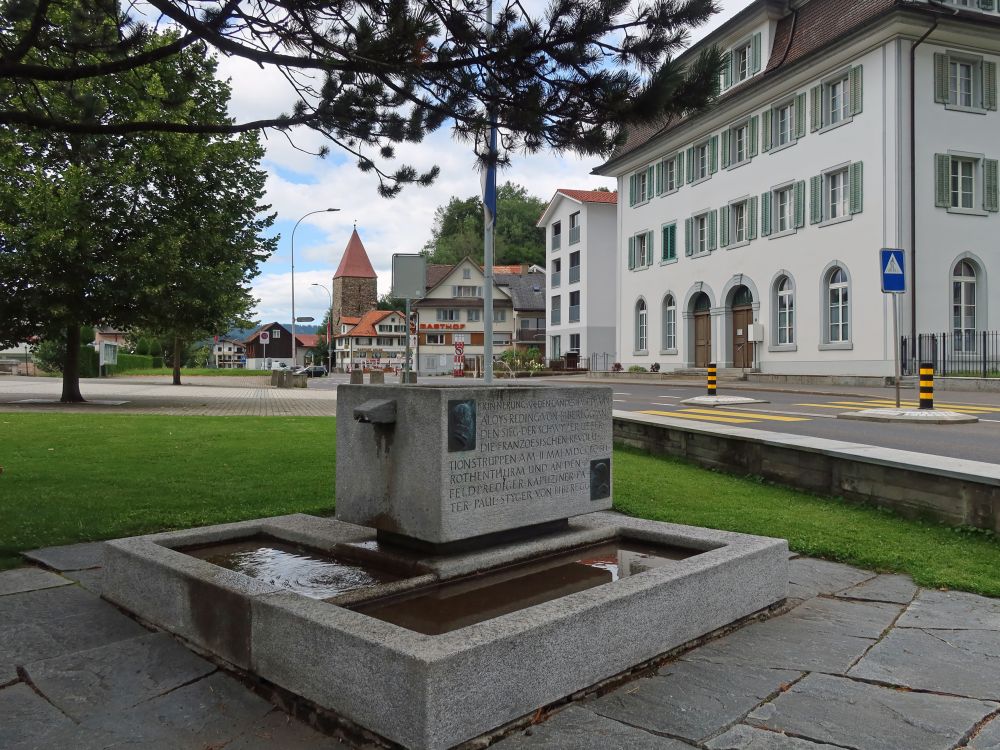 Gedenkbrunnen und Roter Turm im Hintergrund