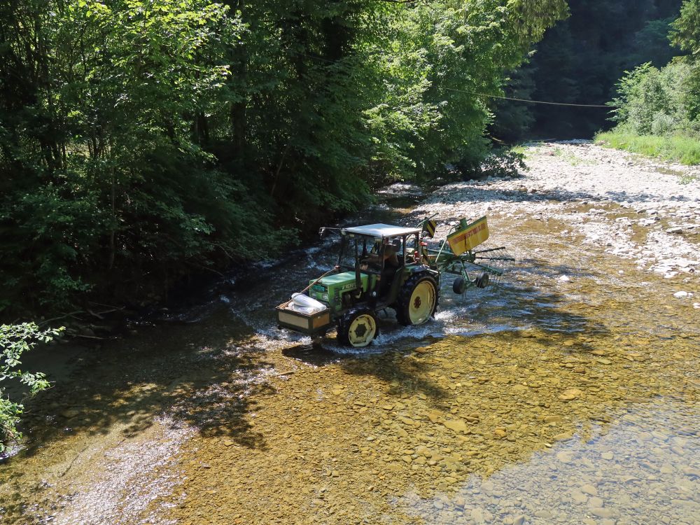 Traktor im Flussbett