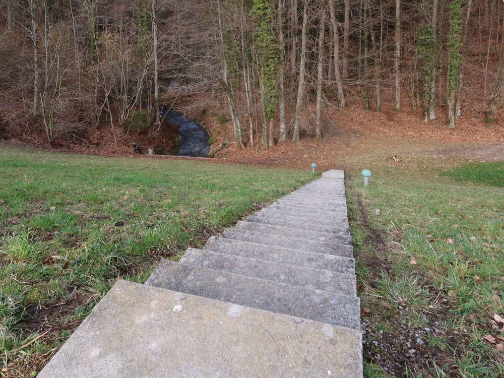 Treppe zum Staudamm