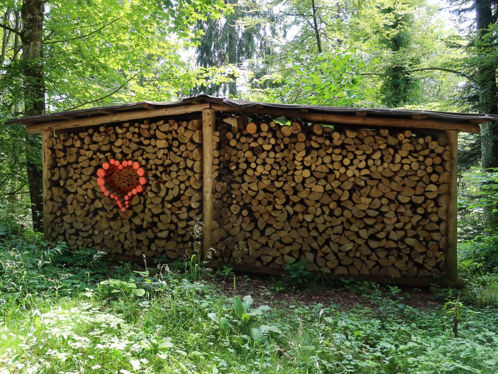 Holzstapel mit Herzchen