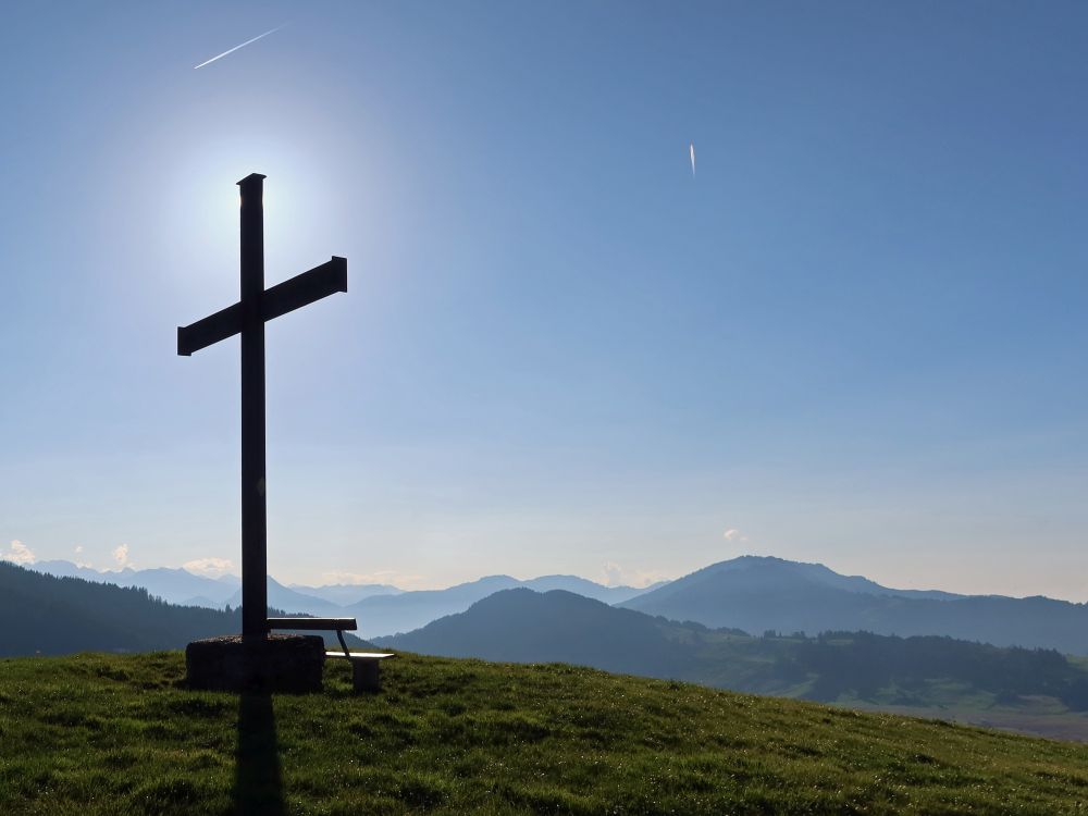 Gipfelkreuz im Gegenlicht