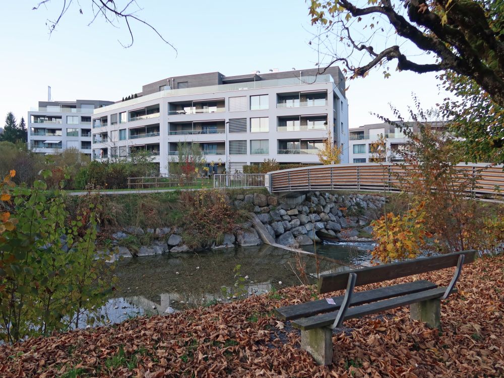 Sitzbank mit Blick auf Wohnblock