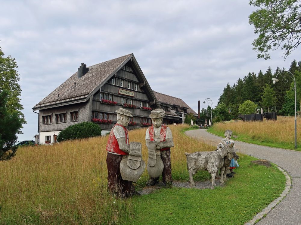 Gasthaus zum Gupf mit Holzfiguren