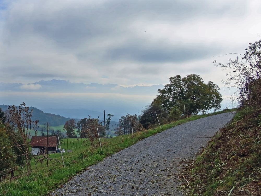 Berge zwischen Nebel und Wolken