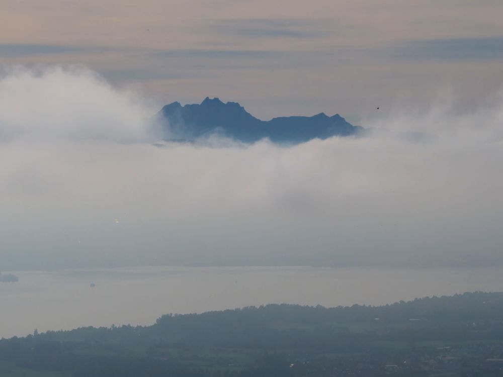 Nebel zwischen Pilatus und Zürichsee