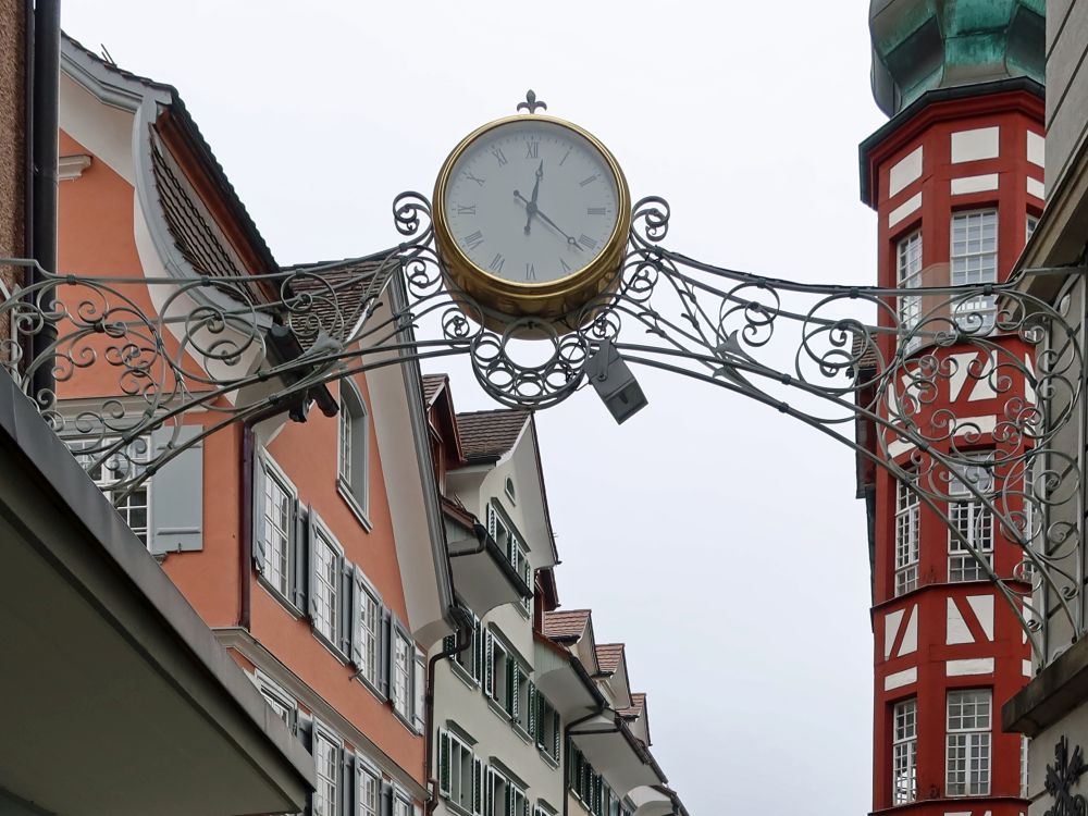 Uhr über der Strasse