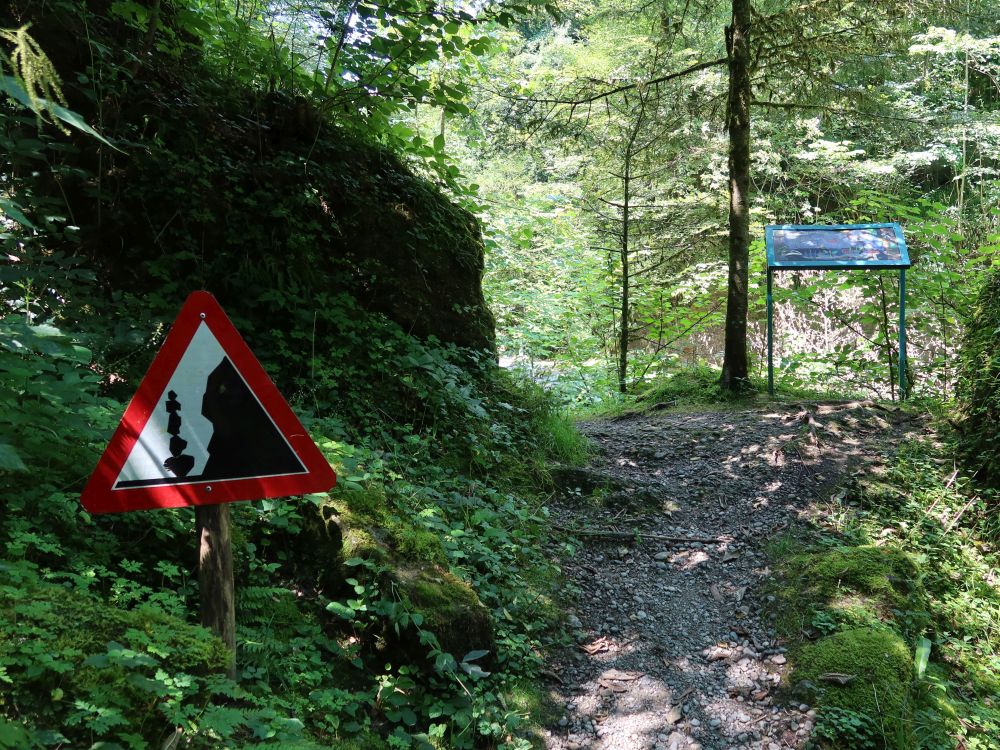 Warnschild vor Steinmännchen