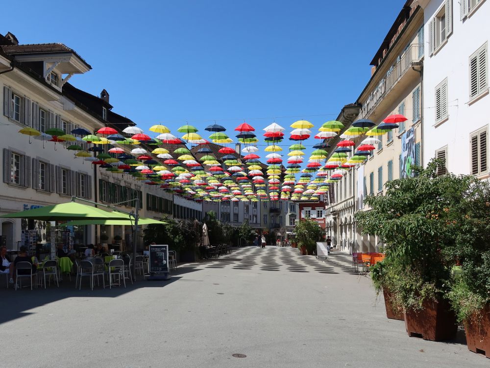 Schirmdach über der Kirchgasse