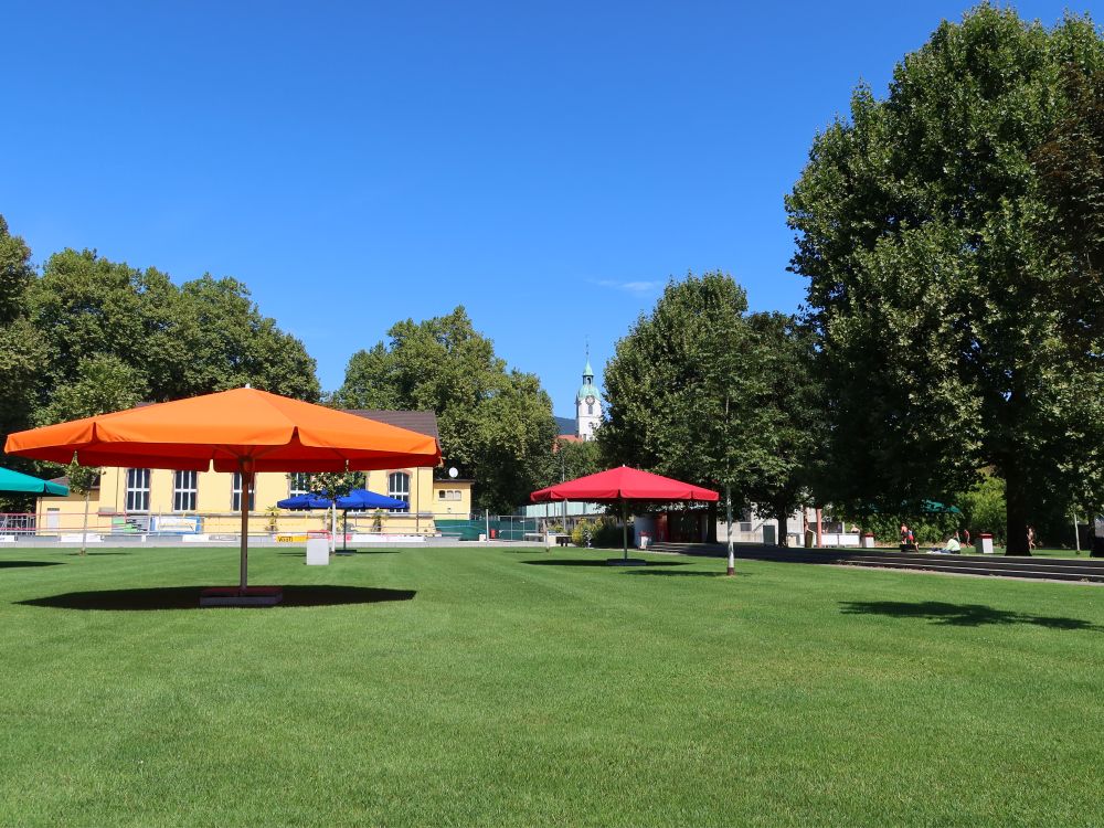 Sonnenschirme im Strandbad