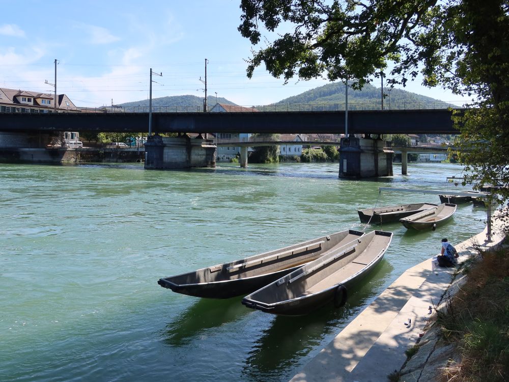 Boote auf der Aare und Eisenbahnbrücke