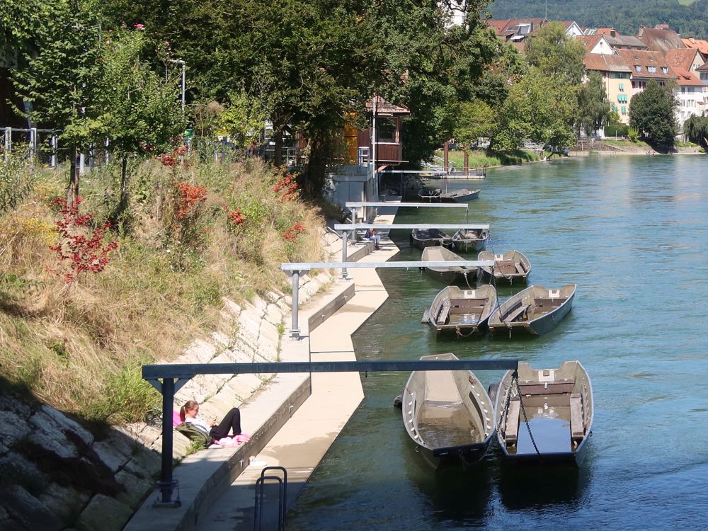 Boote am Aareufer