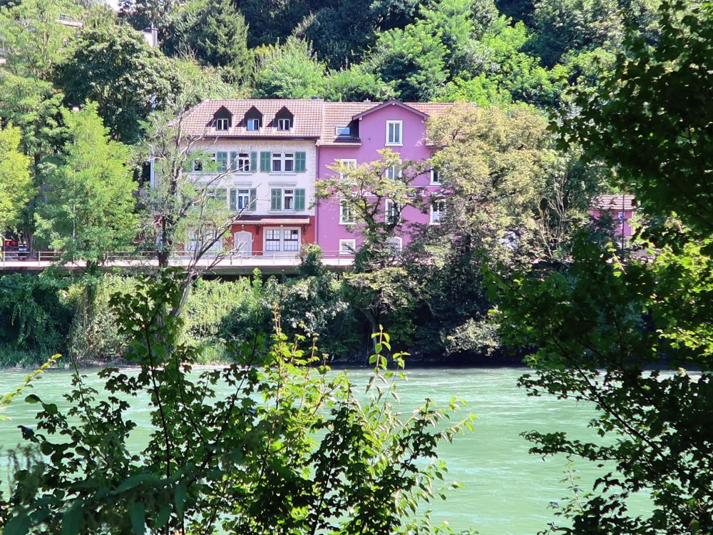 Violett-Haus am anderen Ufer der Aare