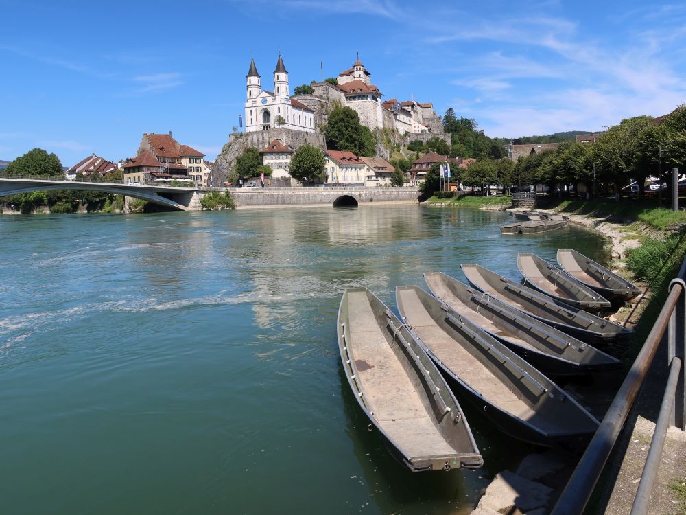 Boote am Aareufer und Festung