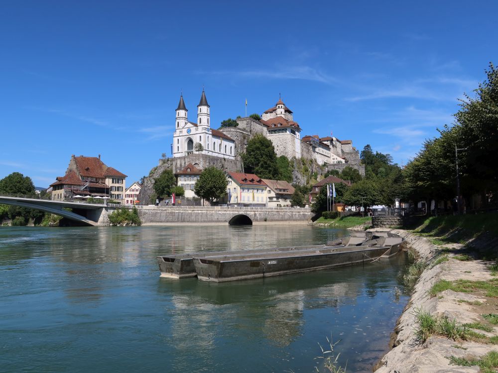 Boote am Aareufer und Festung