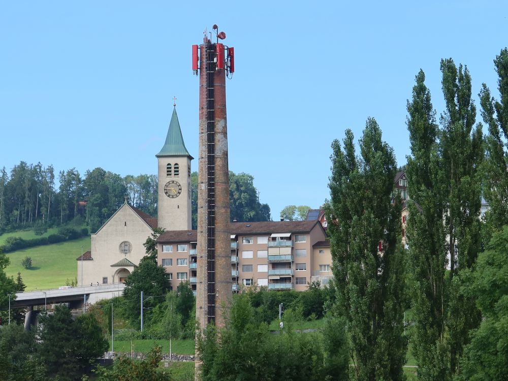 Kirchturm und Kamin