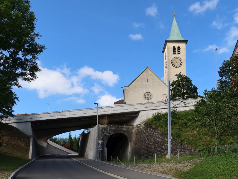 Kirche über Bahn- und Strassenunterführung