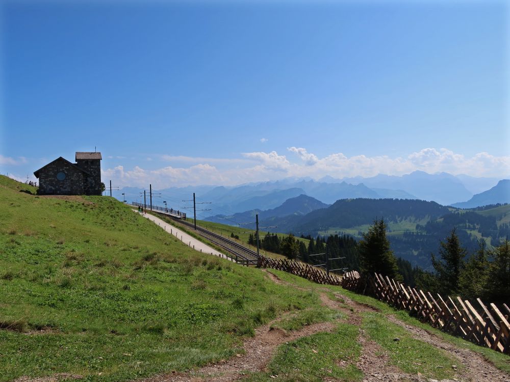 Bergkapelle und Alpenblick