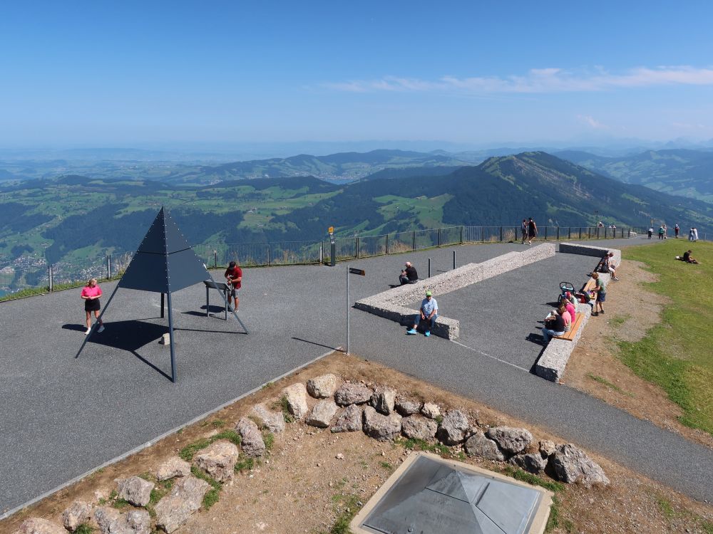 Triangulationspunkt und Rossberg (re.)