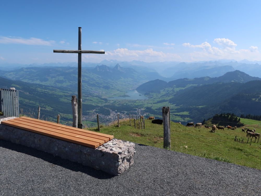 Kreuz mit Sitzbank und Blick Richtung Mythen