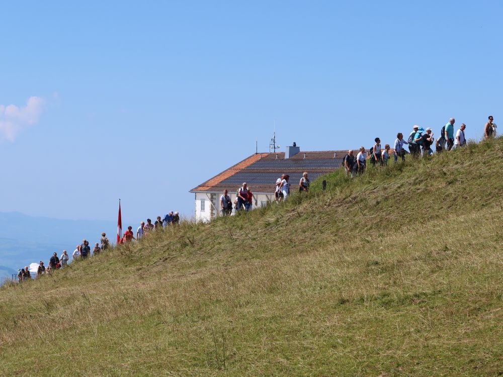 Menschenmassen stürmen den Gipfel