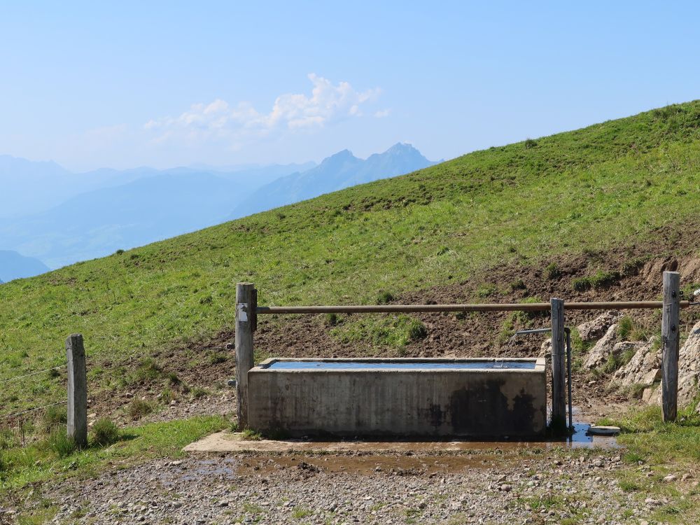 Brunnen und Pilatus am Horizont