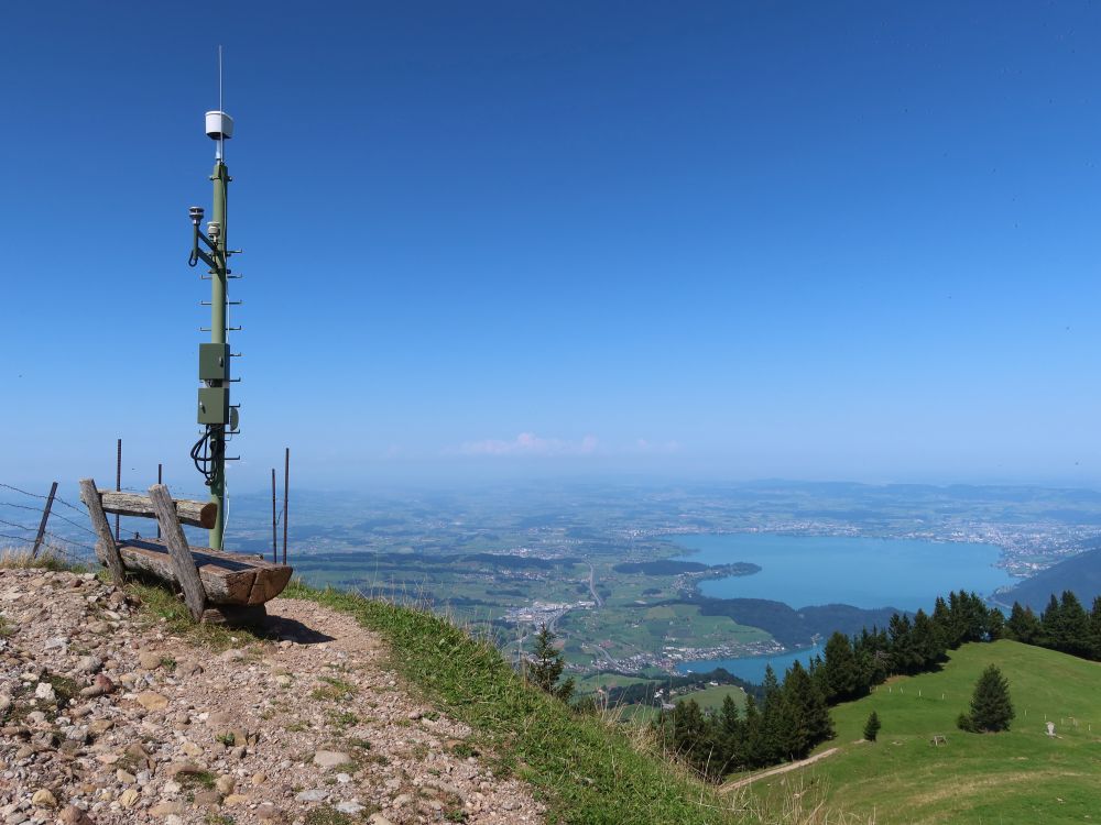 Sitzbank und Funkmast auf Rigi Rotstock