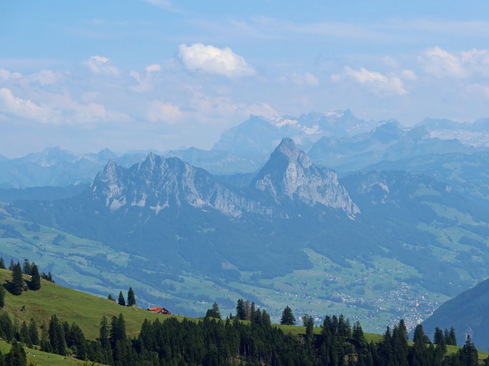 Mythen und Glärnisch im Dunst