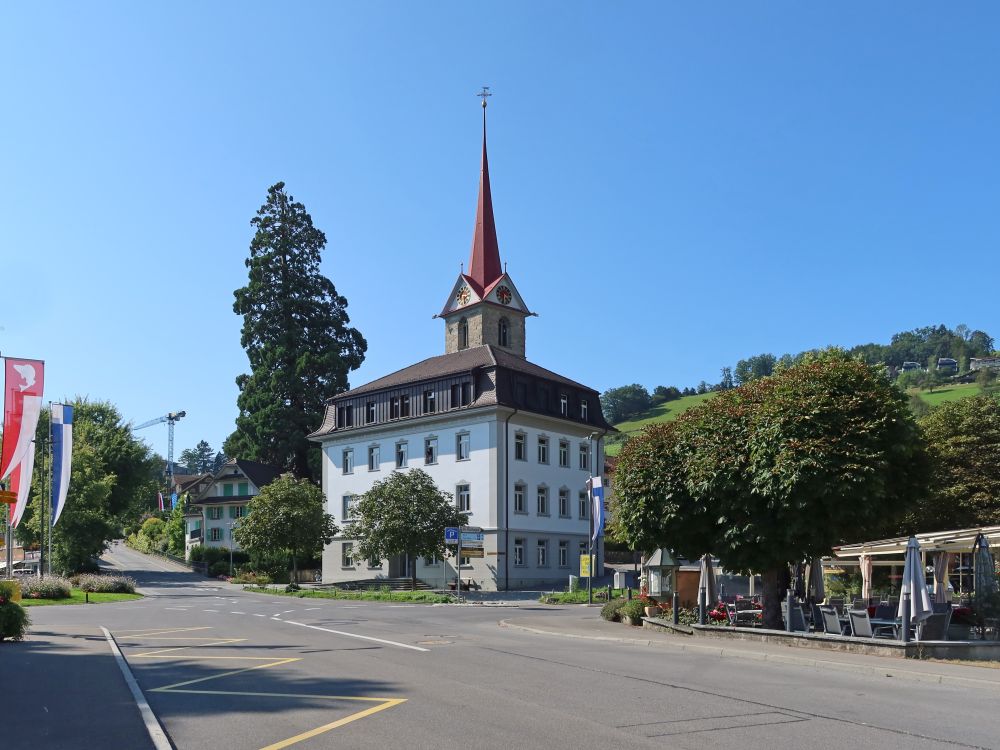 Gemeindebibliothek und Pfarrkirche Weggis