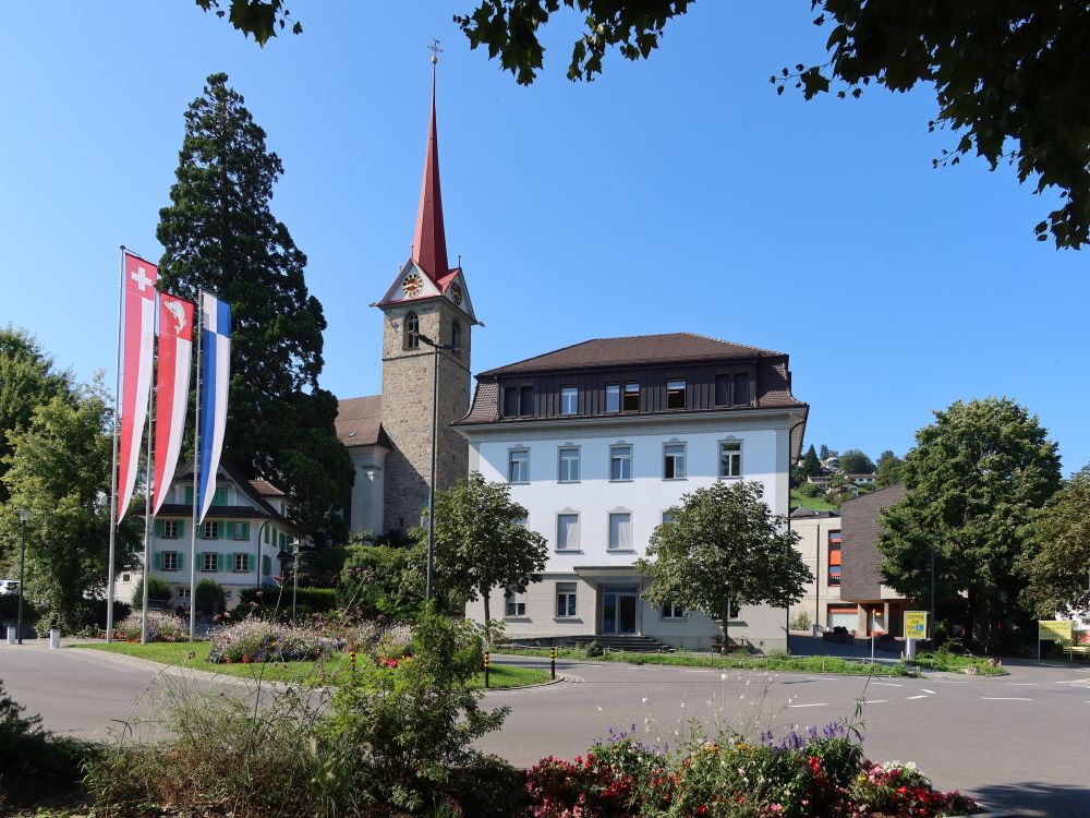 Pfarrkirche Weggis und Gemeindebibliothek