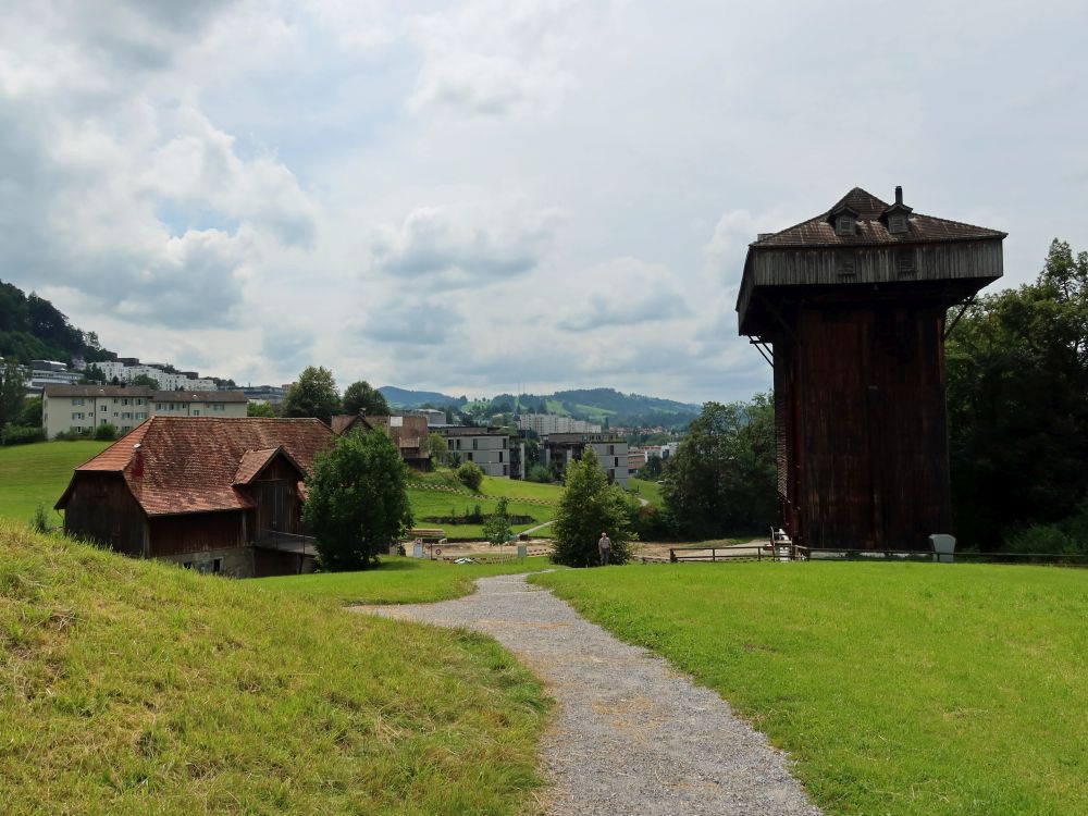 ALtes Bauernhaus und Tröckneturm