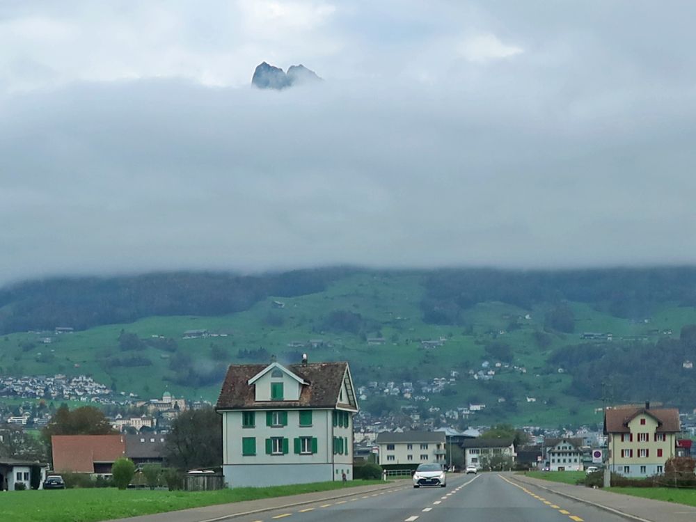 Ibach und Mythengipfel überm Nebel