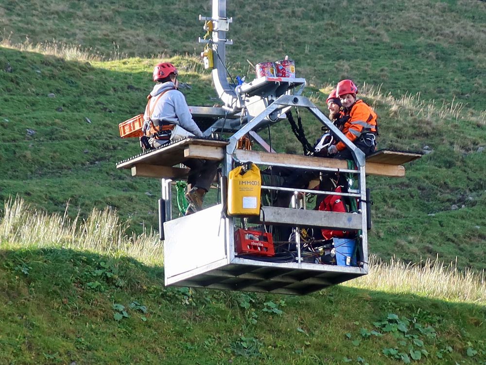 Servicsteam auf Seilbahngondel