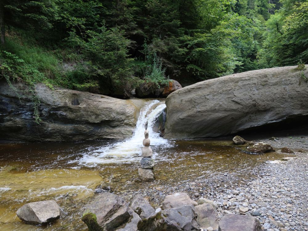 Steinmännchen am Wasserfall