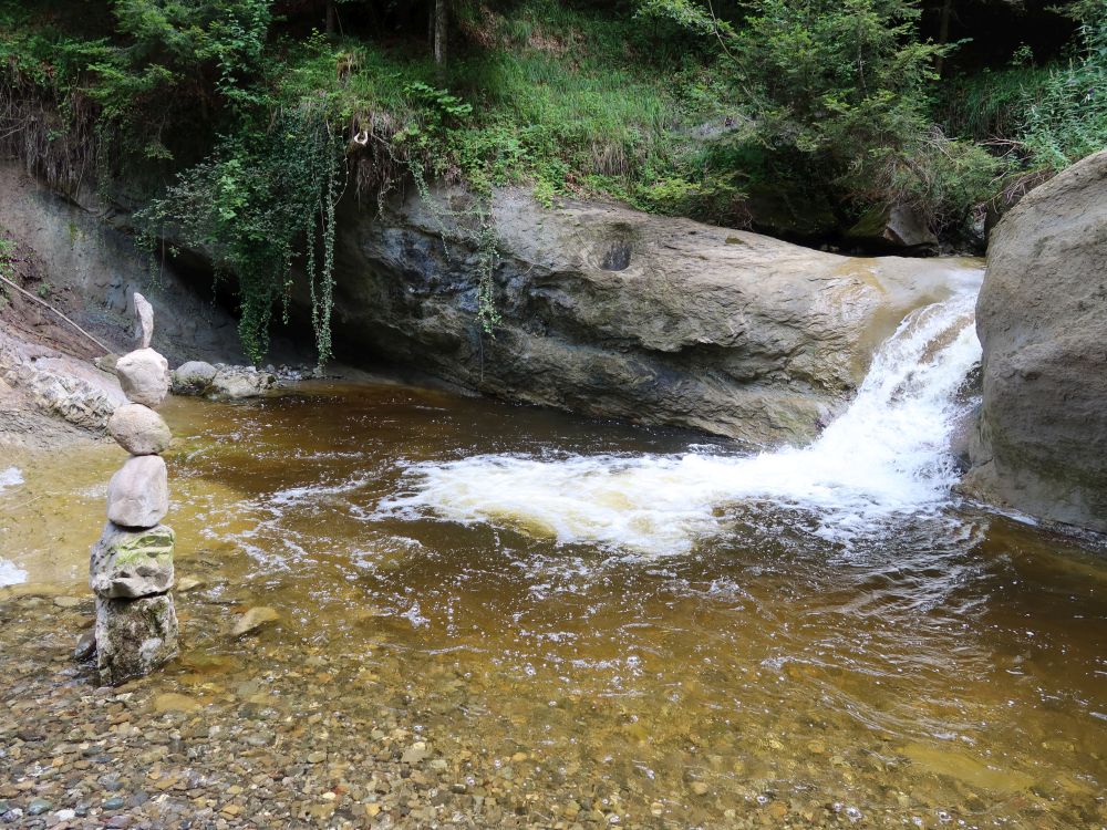 Steinmännchen am Wasserfall