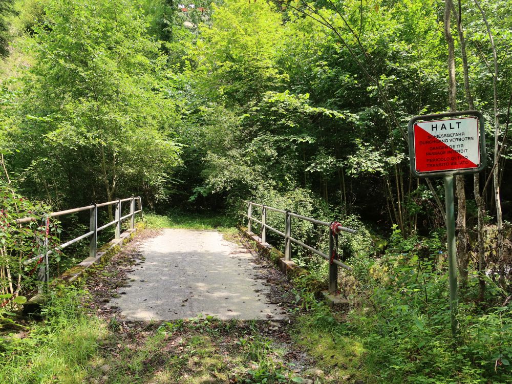 Warntafel an der Brücke